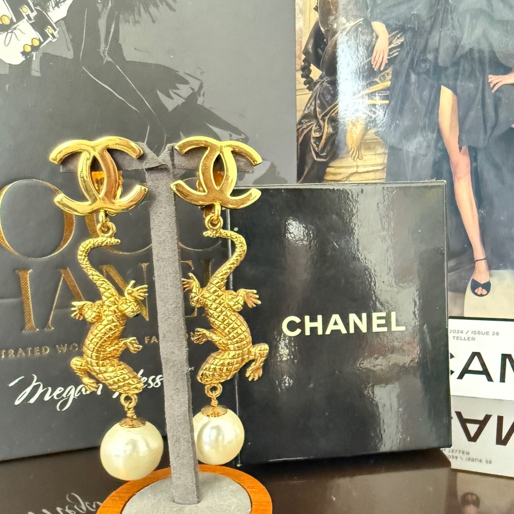 LOT 2222 RUNWAY 24K gold plated CHANEL vintage lizard Earrings with Pearls 1991 - Picture 3 of 17